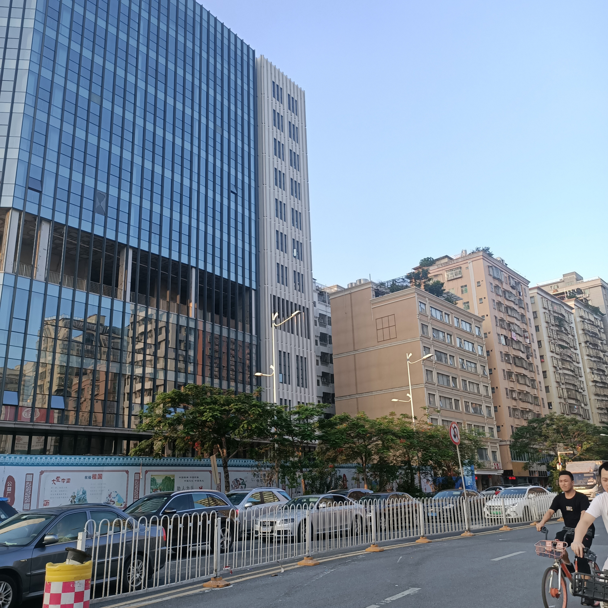 深圳五和地铁站,一栋大厦烂尾多年,网友:不如装修成公寓赚钱