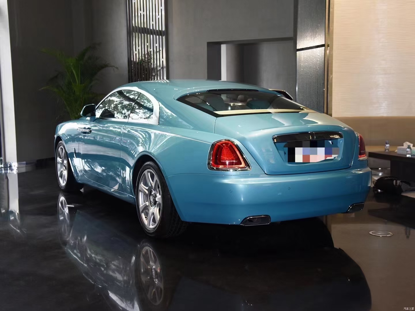 全款198万几百公里劳斯莱斯 魅影 v12 -6.6t,原车白色贴膜