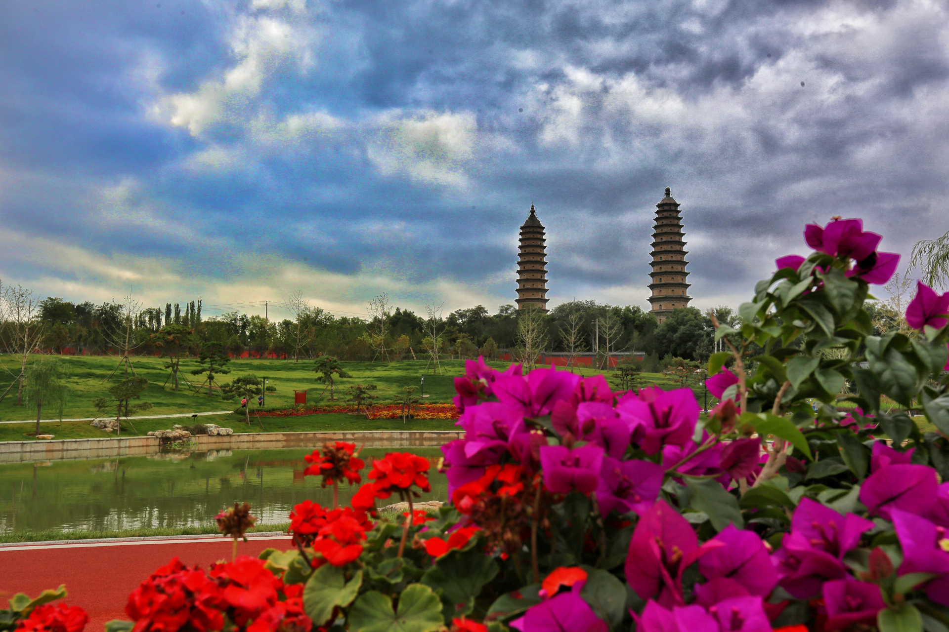 双塔凌霄:夏花盛开,是太原双塔公园最美的时候.