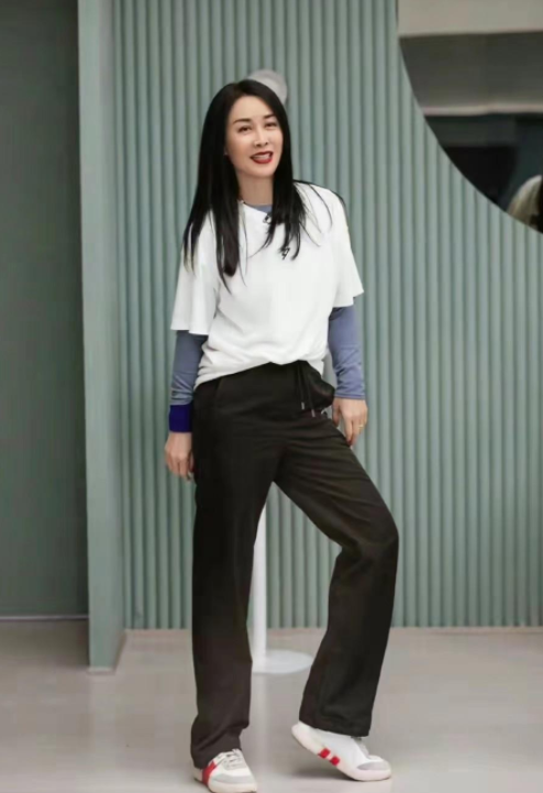 那英的15岁女儿现在长大了,皮肤黑得发亮,身材也变得健壮