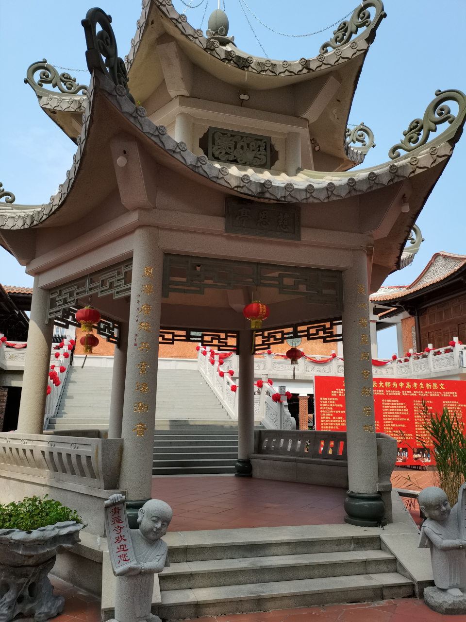 青莲寺是一座观音寺,你从前面走过,它可能入不了你的眼,但走进去,你