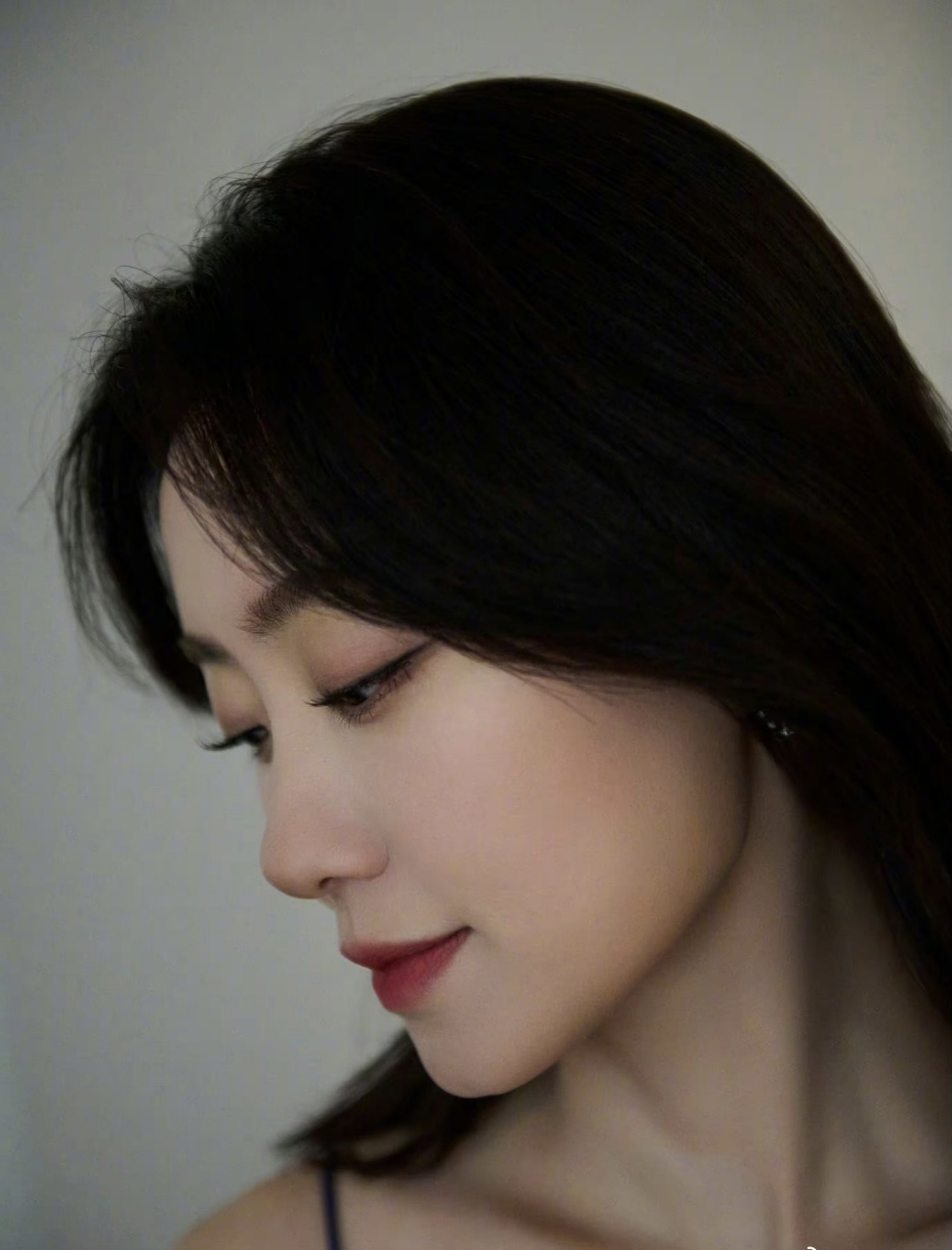 张小斐最新写真,短发披肩,性感温婉,星空蓝丝裙尽显好细长腿!