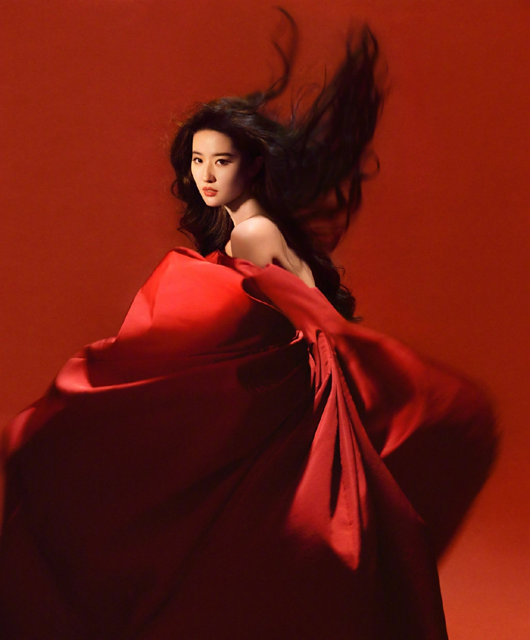 神仙姐姐#刘亦菲# 时尚cosmo六月刊封面大片,高贵冷艳的气质,端庄大气