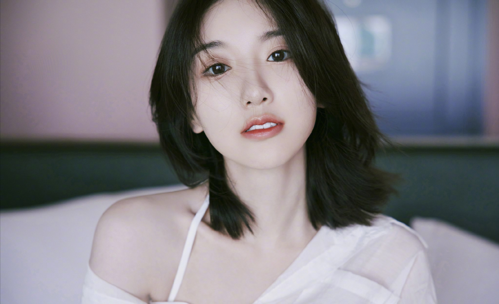 毛晓彤白衬衣慵懒居家写真