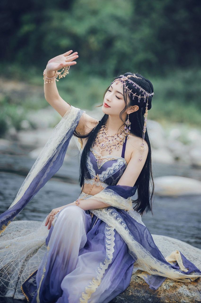 这个夏季怎么可以缺少一组玩水的照片呢 西域少女写真