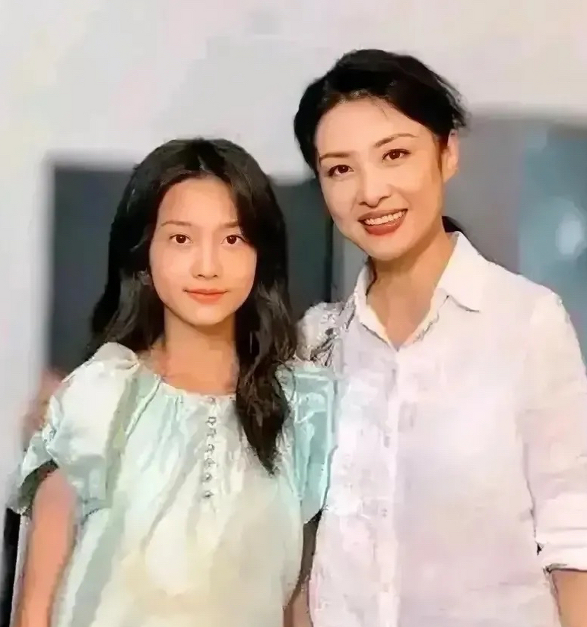 这是周涛和女儿合影.