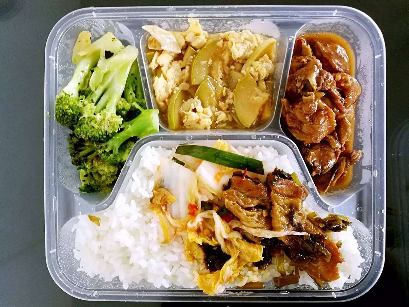 食堂18块钱一份的快餐,老铁们就说值不值这个价格?