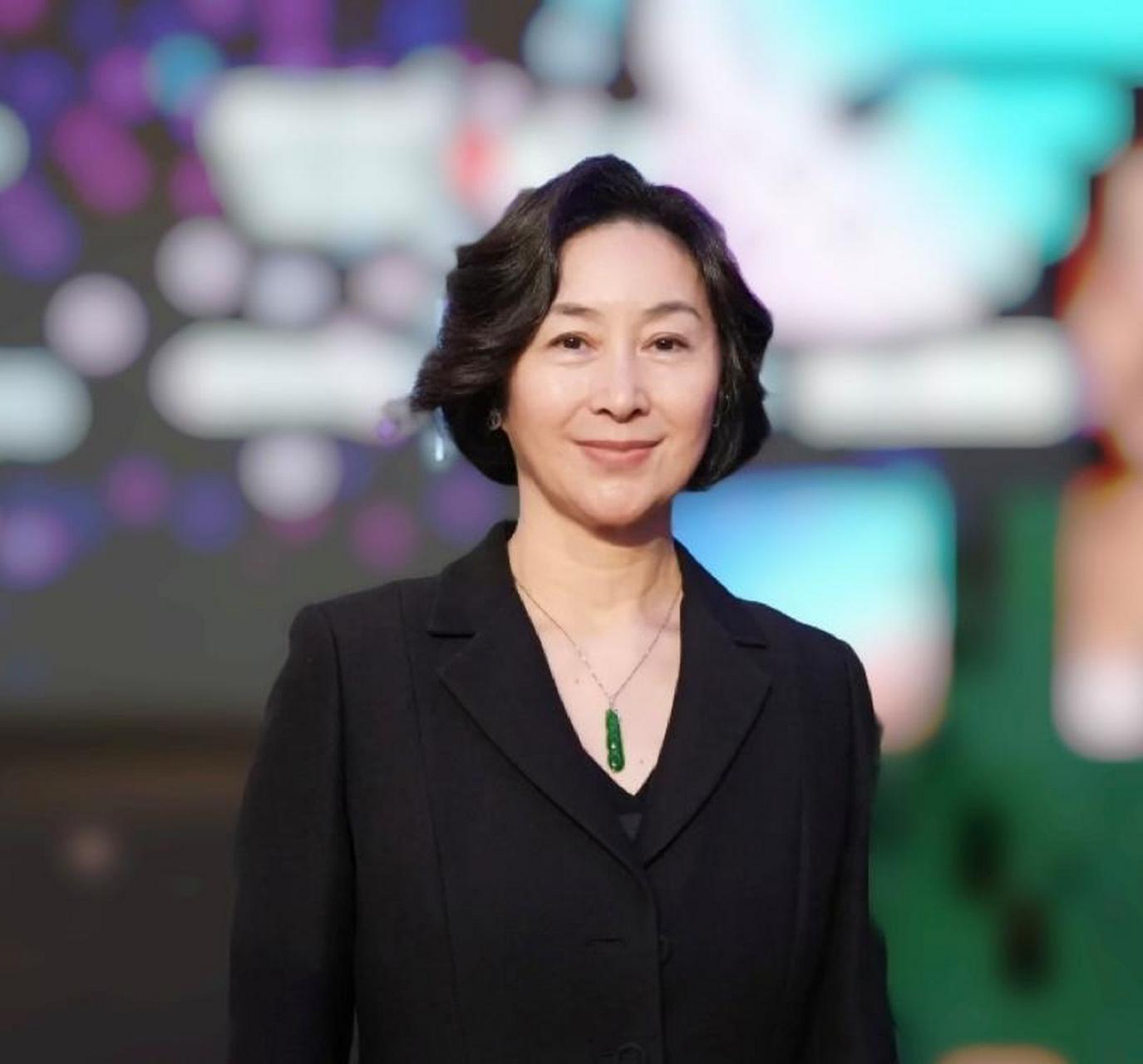 活动上见到何超琼,她脖子上的翡翠项链看起来价值连城!