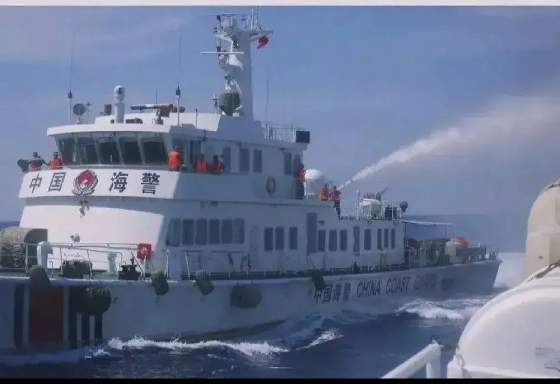 8艘越南渔政船围攻我方海警船,双方对峙长达3个小时,局势一度紧张.