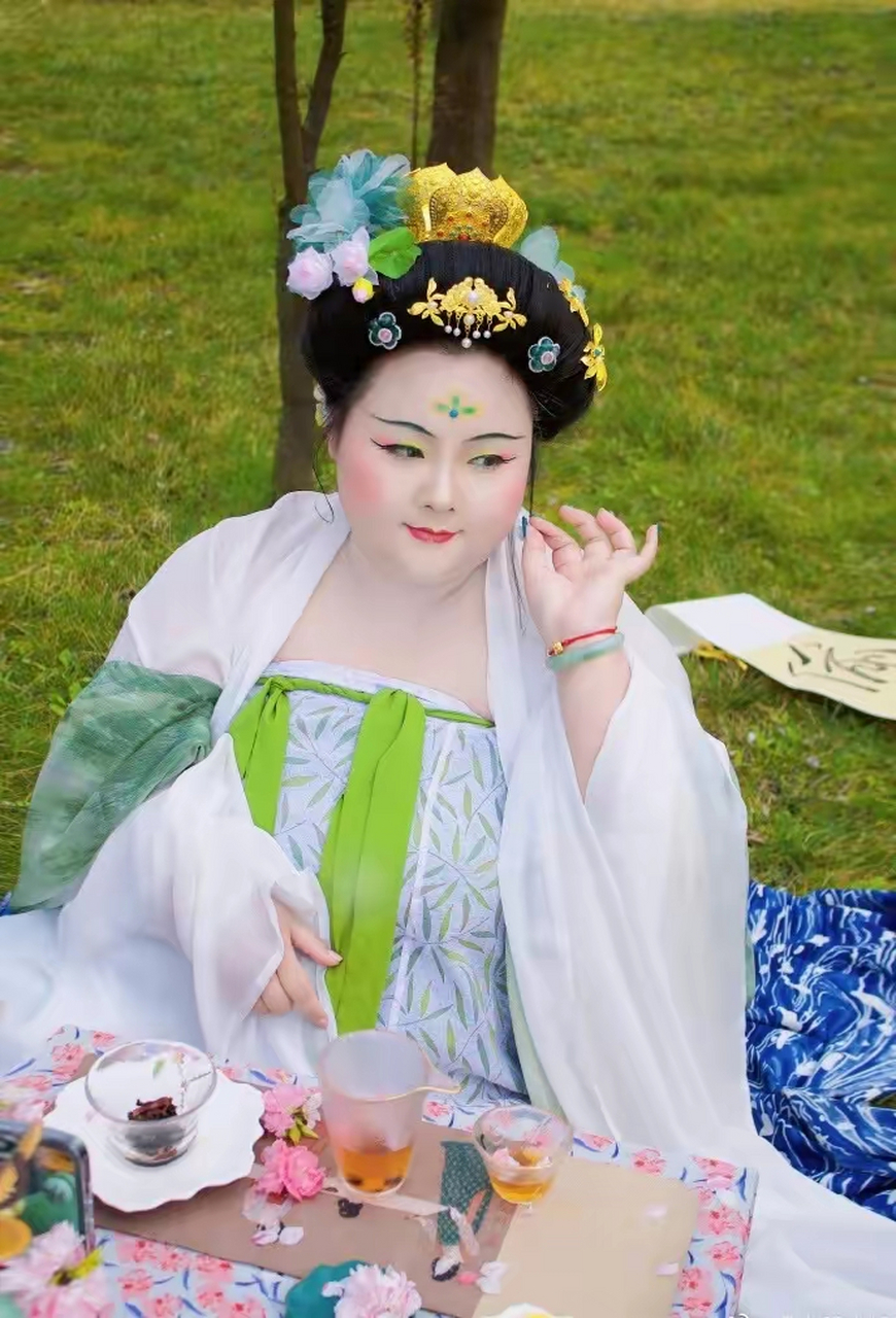 200斤胖女孩穿汉服火出圈,网友直言:这就是"杨贵妃"吧