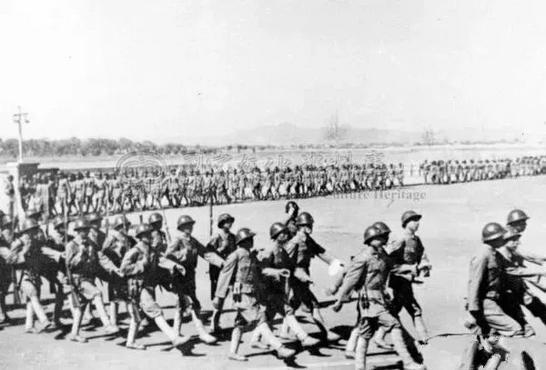 这是滇军第60军在东北阅兵时拍摄的一张照片,时间为1946年6月.