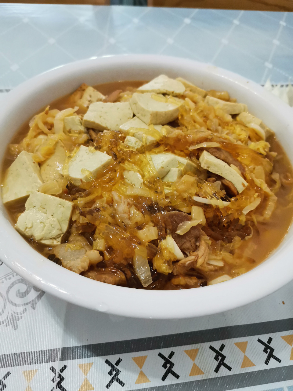 东北人最爱的一道菜"猪肉酸菜炖豆腐粉条"[大笑]