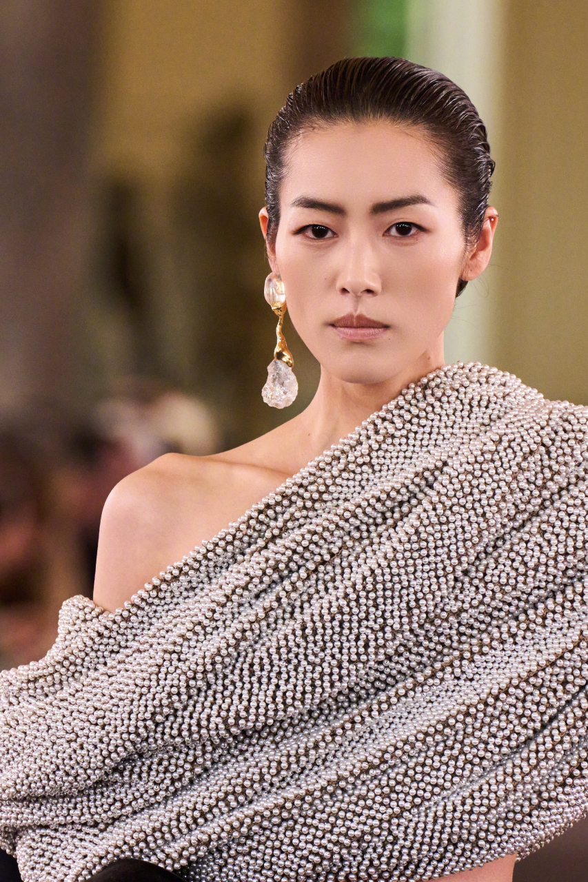 刘雯为巴黎时装周schiaparelli 2023秋冬高定系列发布秀走秀