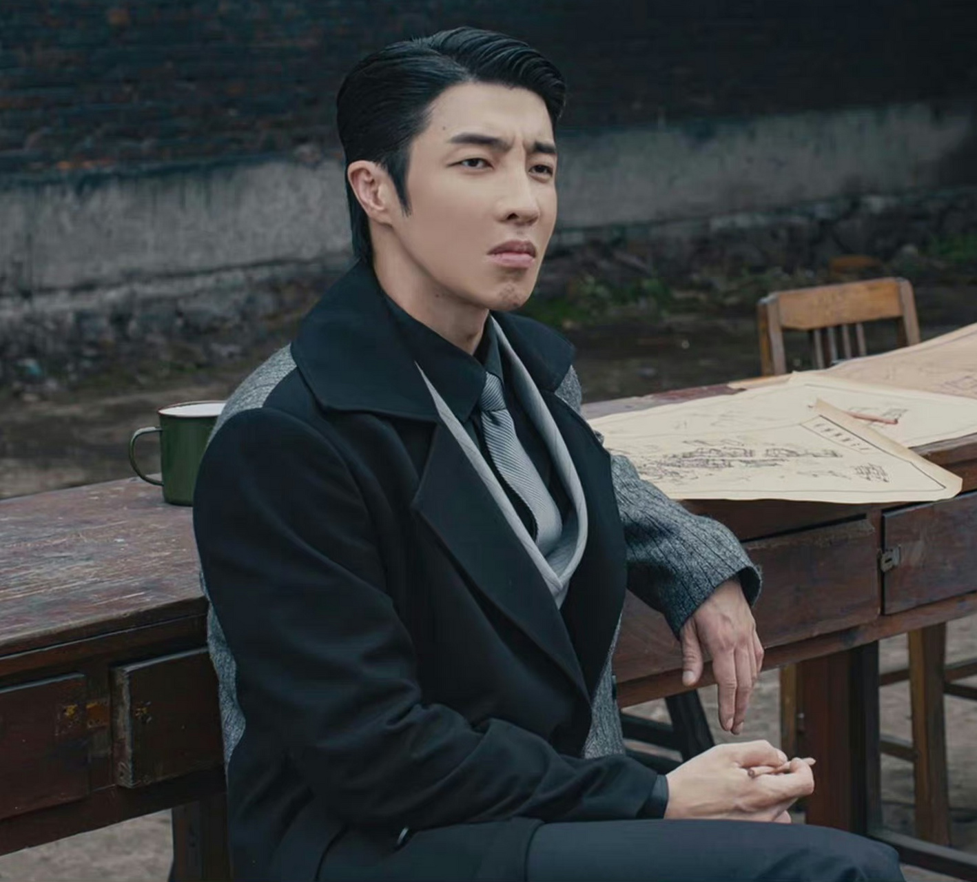 高瀚宇的颜值一直备受争议,他的脸僵硬的像蜡像,表情木讷,好像带了一