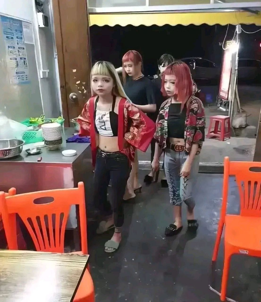 几位精神小妹,云南网友说她们是广西的,广西网友说她