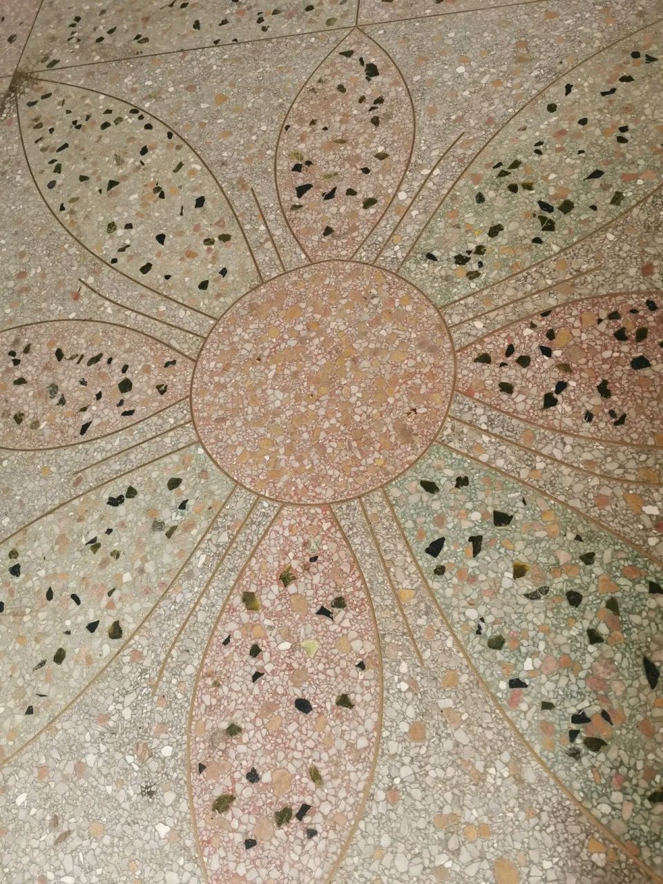 水磨石是我见过的最丑的地板,当初老爹引以为豪的花大价钱做的水磨石