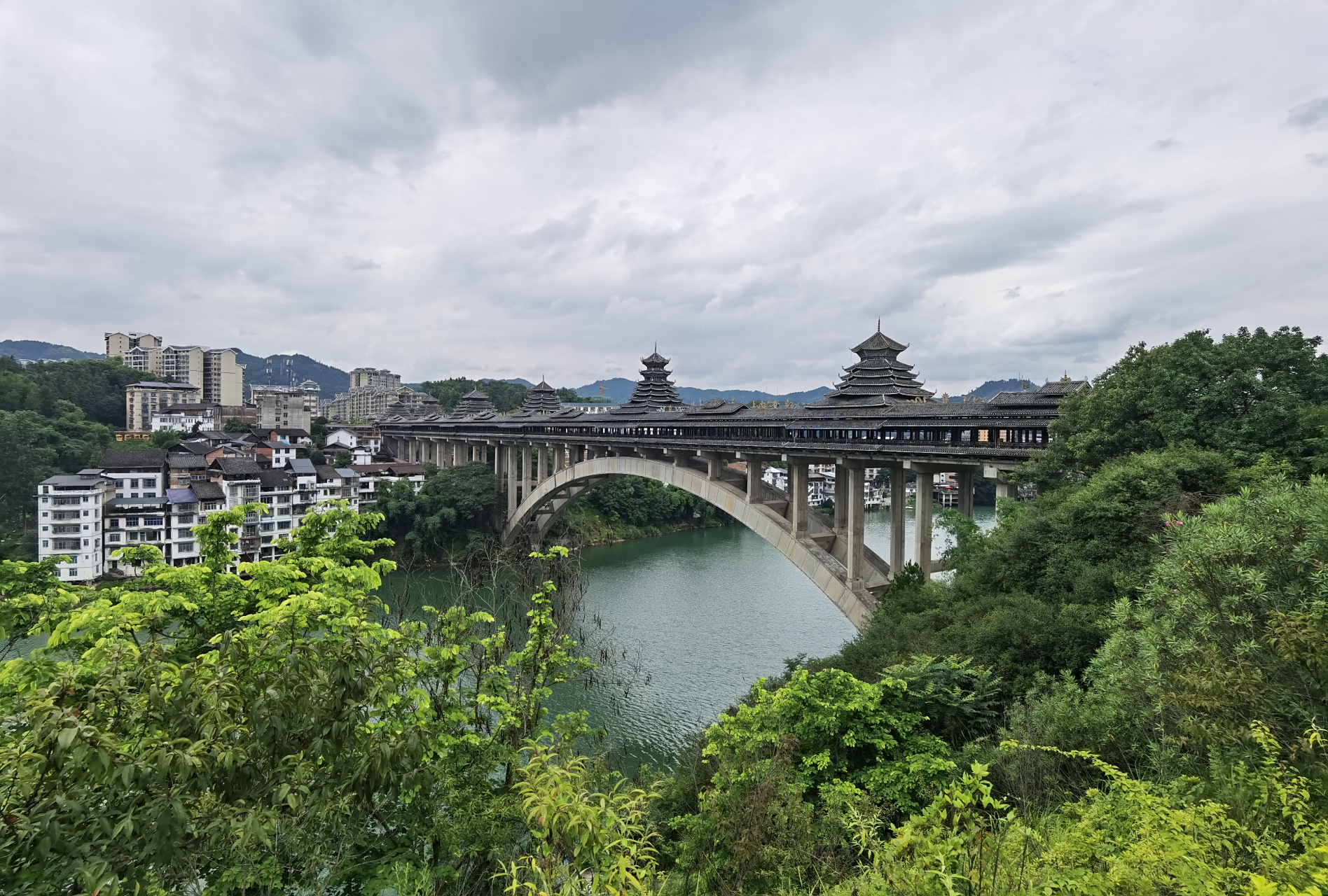 这是一个干净又美丽的城市,有很多著名的旅游景点,如著名的三江风雨桥