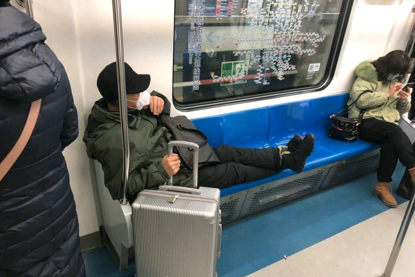 男子北京地铁占座躺卧反骂乘务员 称管不着我