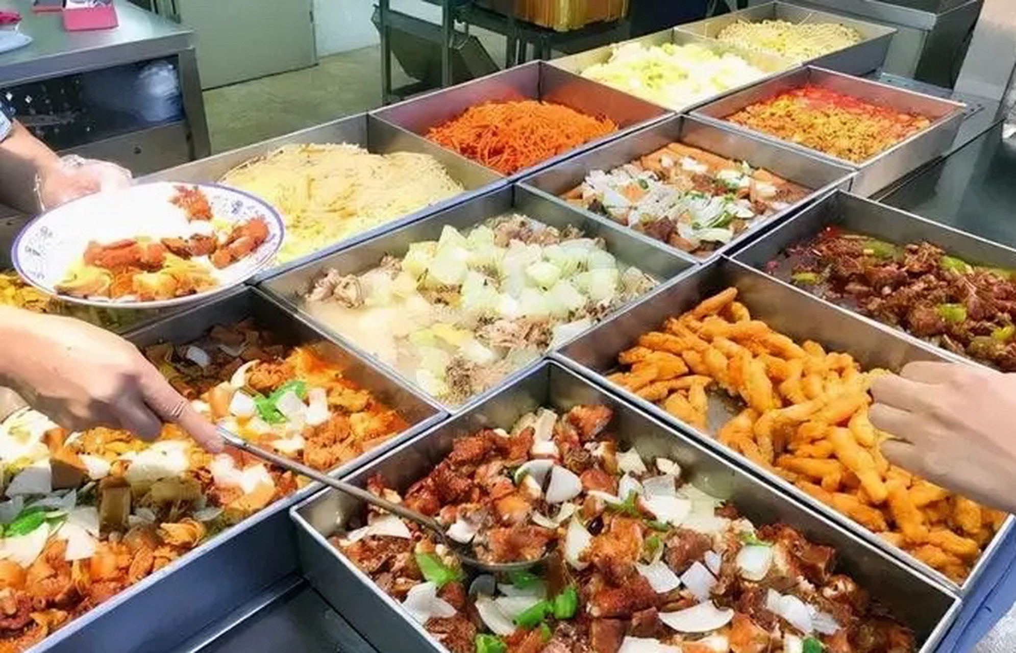 中国最好吃的大学食堂排名 第五名 清华大学 光食堂20多个,好吃到隔壁