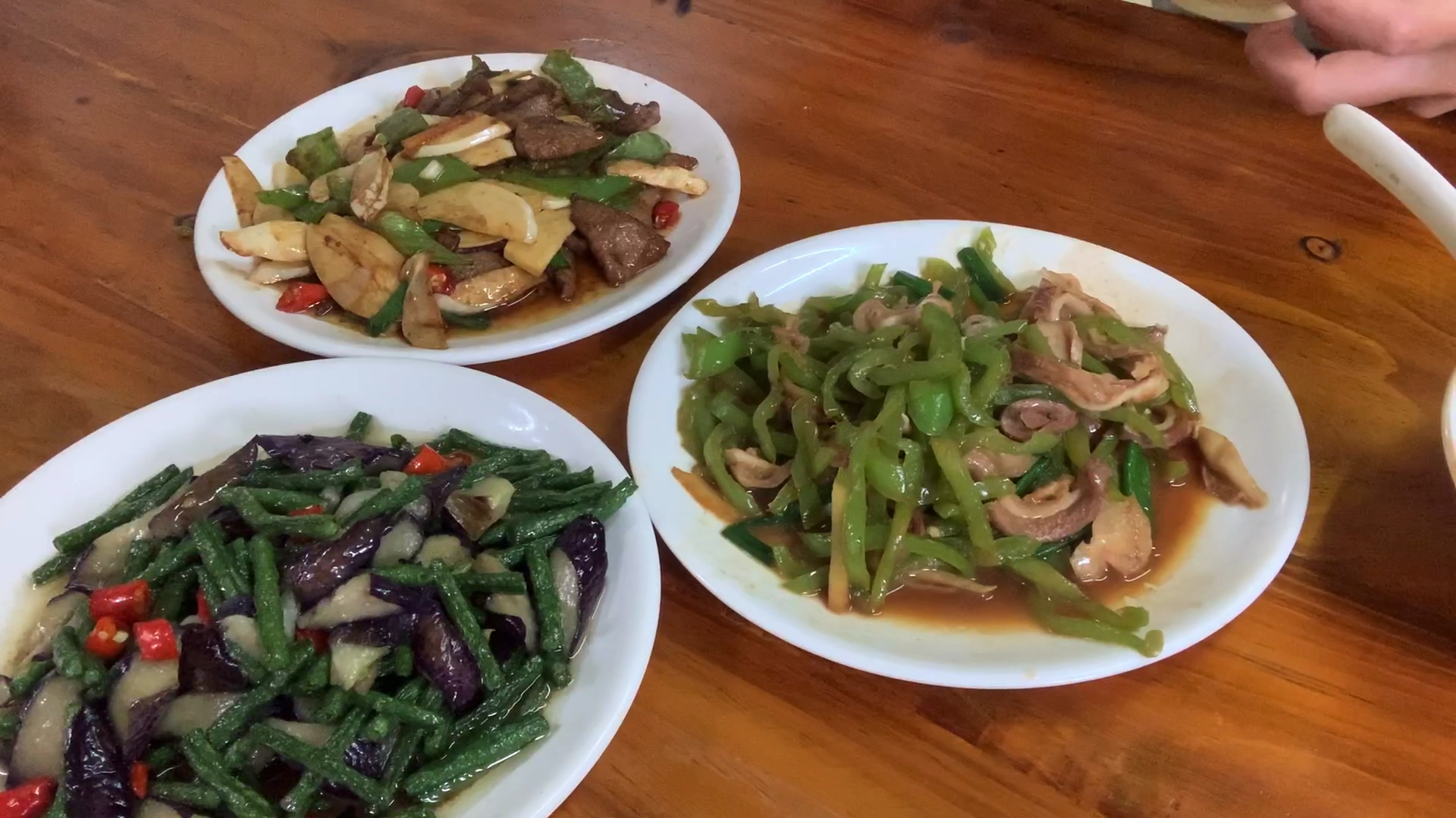 忙完一上午,老板请我吃饭,有爆炒猪肚,豆角茄子