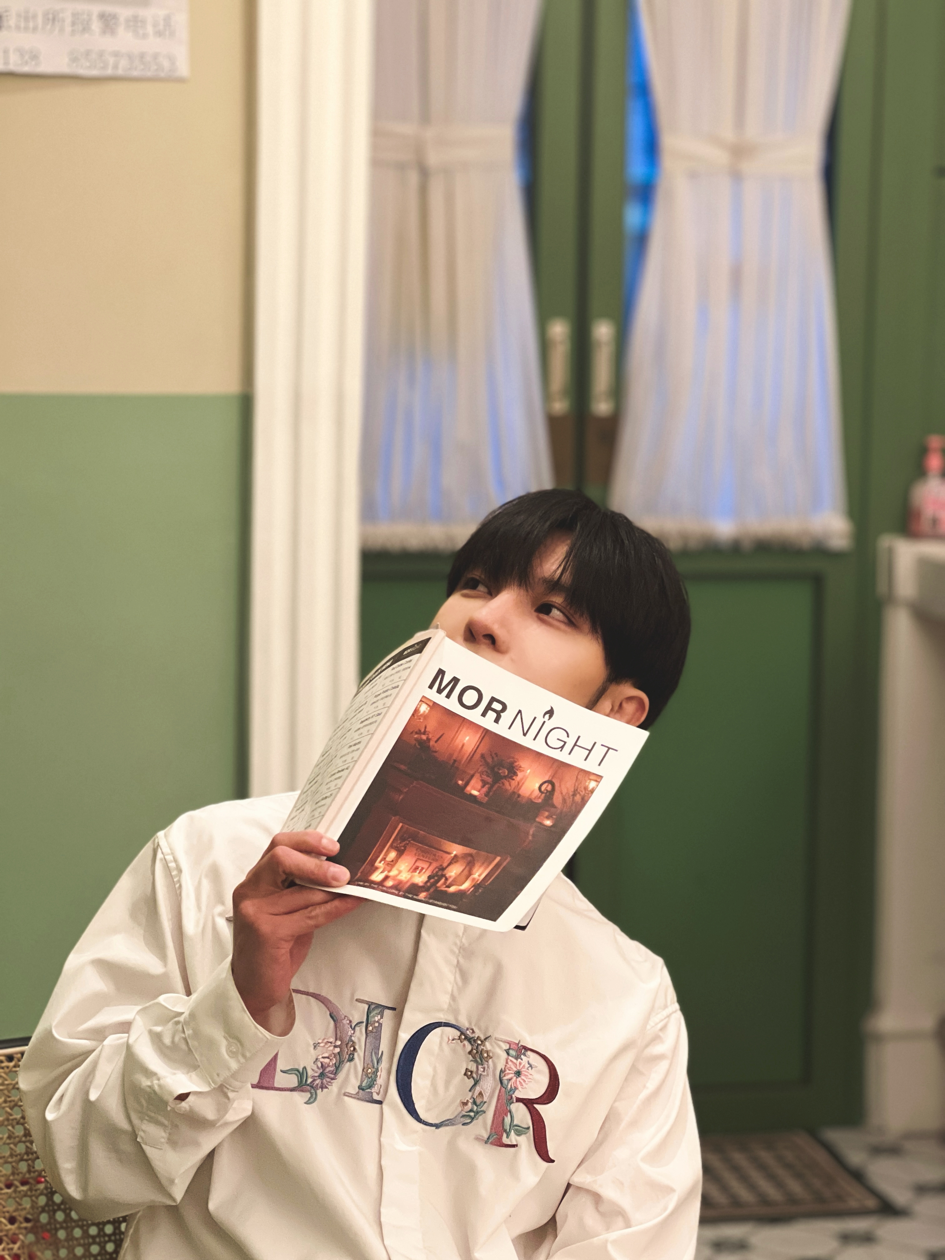 歌手韩松咖啡厅硬照