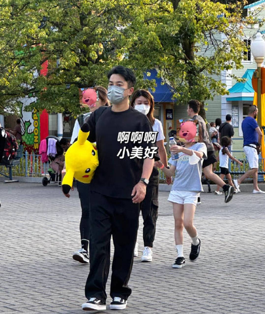 刘恺威带小糯米去游乐园,图片中小糯米四肢纤细,完全遗传了妈妈的好