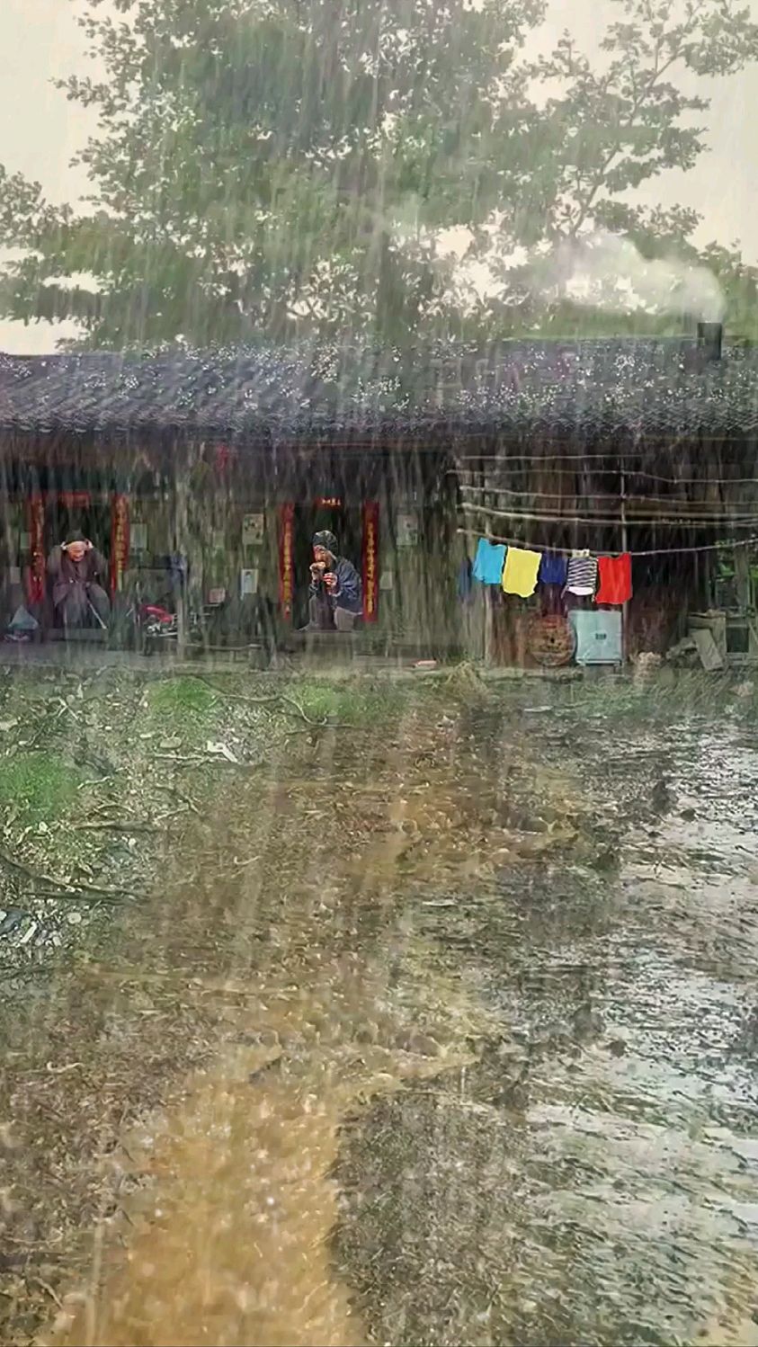 老房子下雨,很多人看老房子下雨,不明白不看就划走了,有人说别拍了!