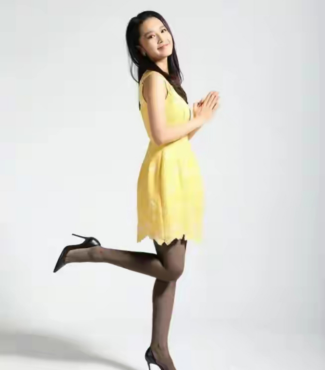 网友:最美不过卖萌的李沁,穿黑色丝袜搭配黄色连衣裙变身呆萌少女
