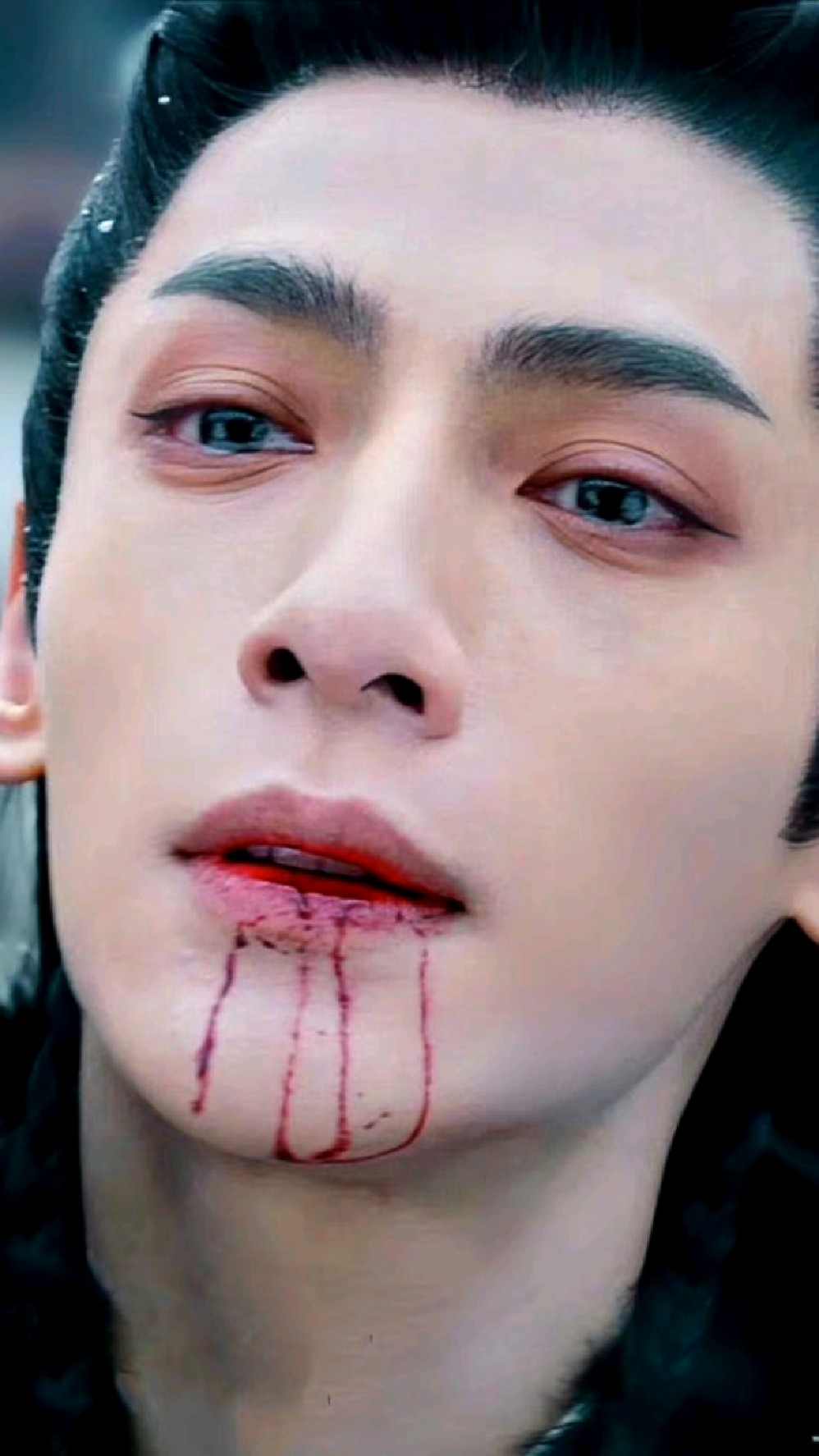 罗云熙吐血和成毅吐血对比,还是专业选手成毅吐得好看,破碎感爆棚