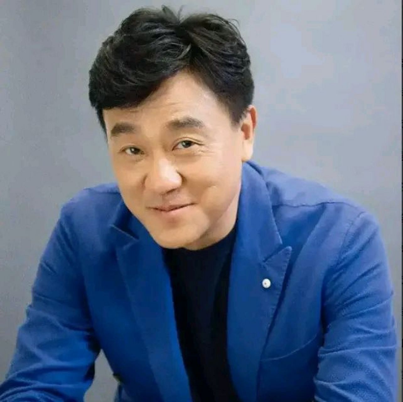 演员何冰:为什么结婚22年零绯闻?看看老婆是谁就知道了!