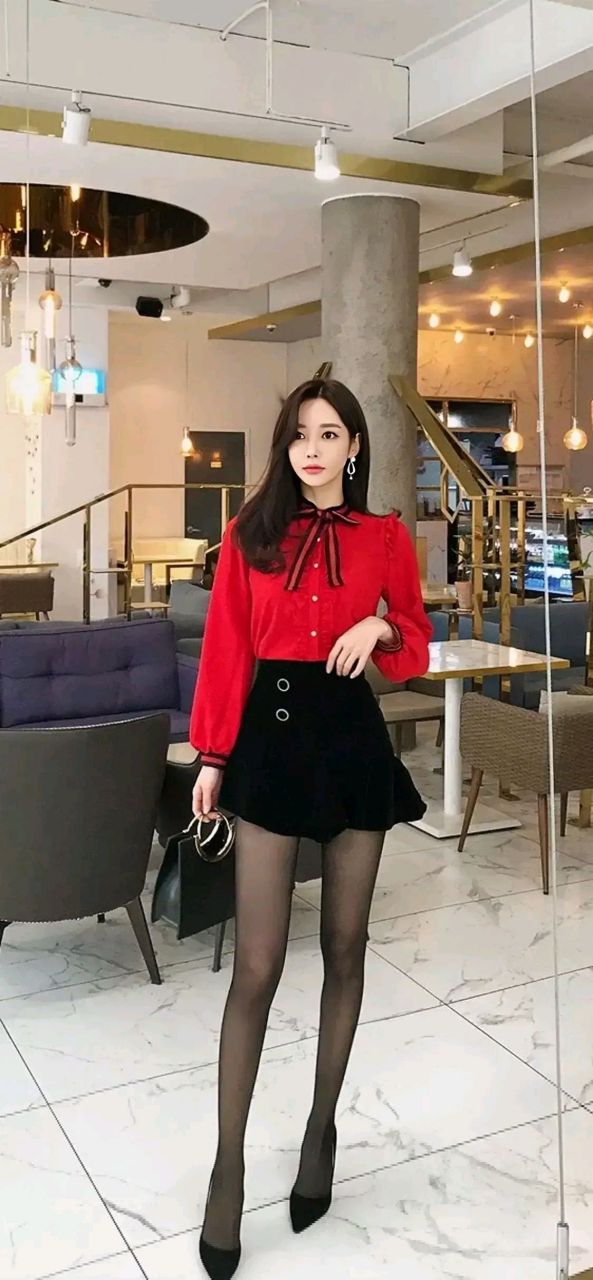 你们喜欢的酒红色连衣裙来了,孙允珠穿上这套裙子着实惊艳,搭配褐色