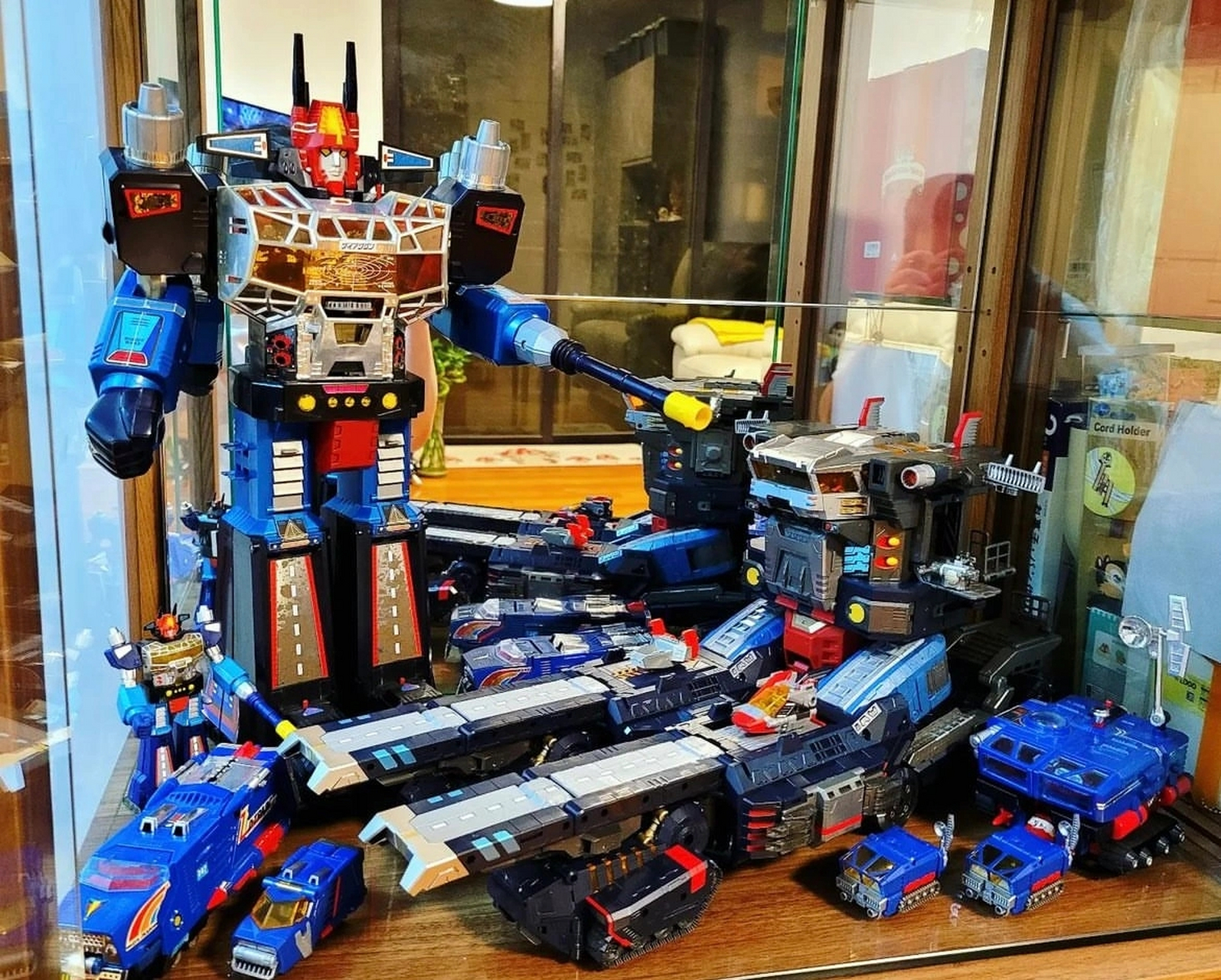 模型欣赏:戴亚克隆da-95陆地战舰与旧版模具对比.