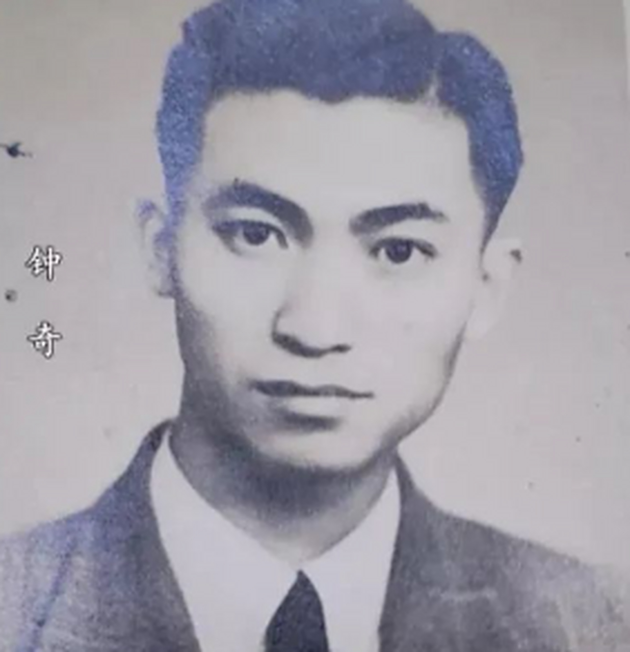 照片中的萧德琪长相貌美,钟奇长相清瘦,十分帅气,两人非常般配.