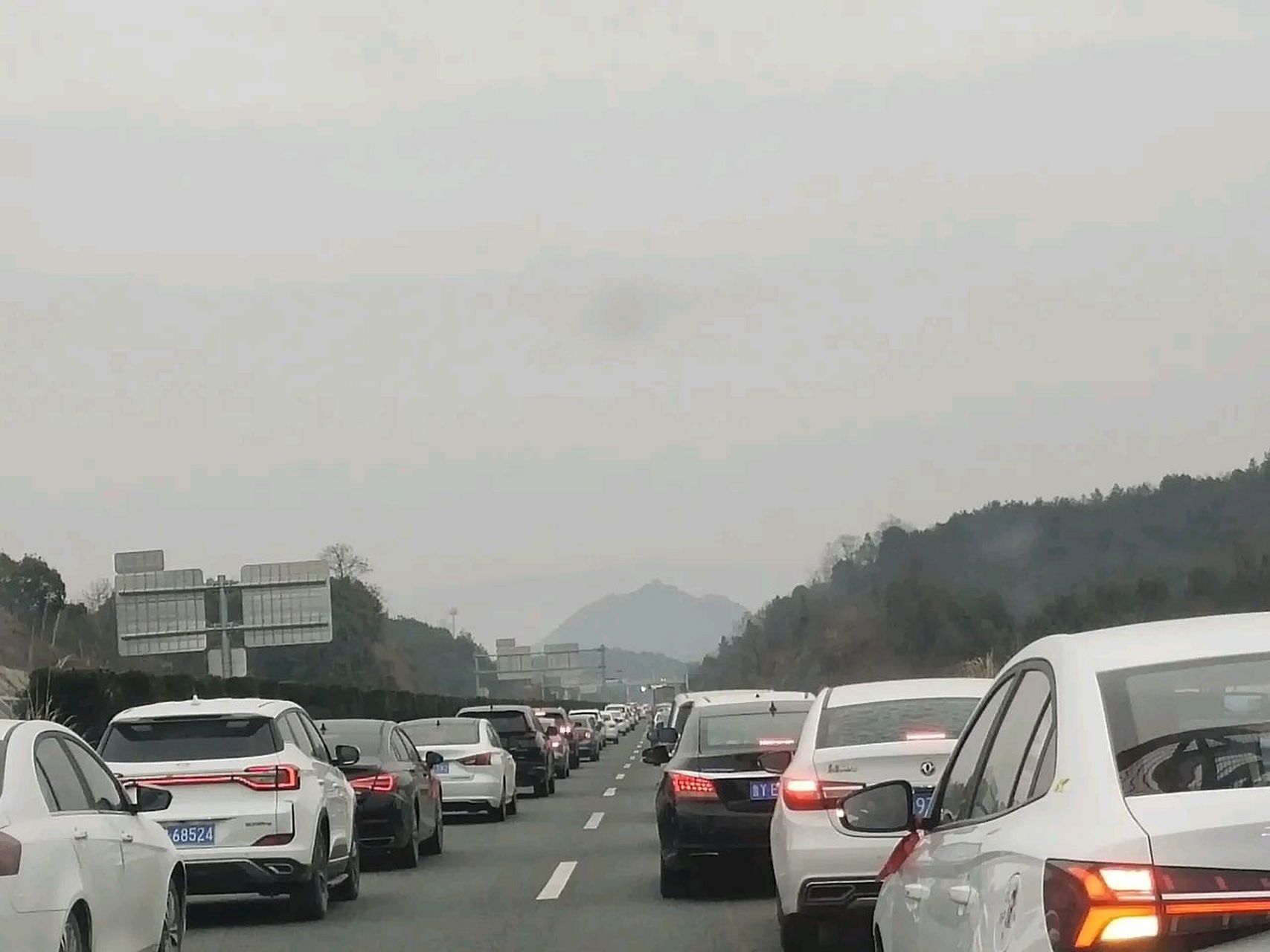 担心明天堵车,提前一天出发,没想到全国人民都想到一起去了,早上导航