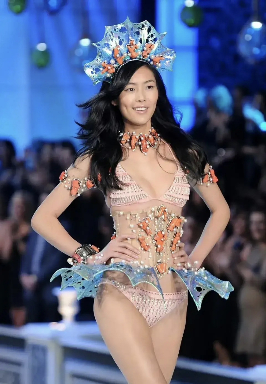 维多利亚宝贝刘雯,何穗真的很顶,模特职业的天花板.