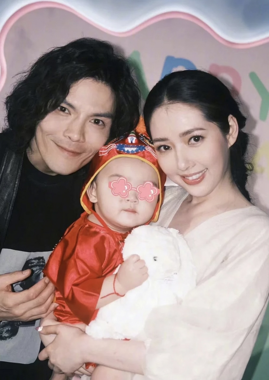 郭碧婷和向佐的孩子,儿子叫向笙,女儿叫向芷  还挺特别的,也好听,感觉