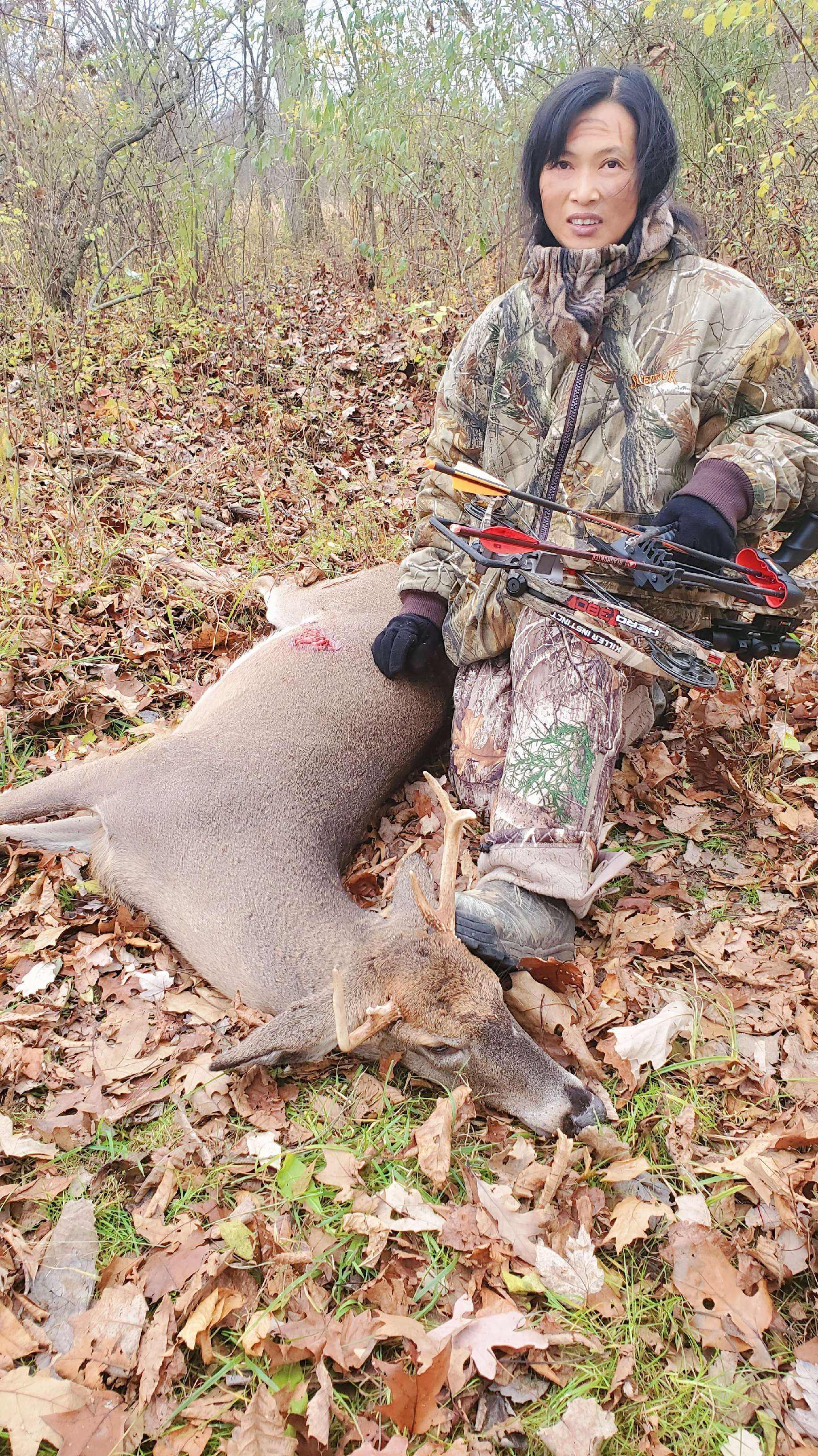 看到一段国外的狩猎视频,一个女猎手打死了母鹿后,手持猎枪和刚出生