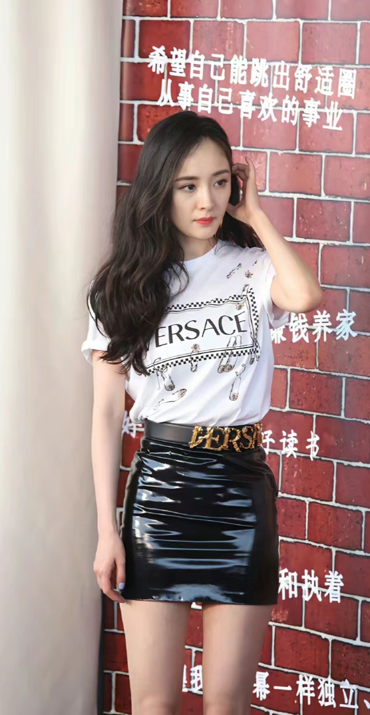 杨幂包臀皮裙现身杜莎夫人蜡像馆跟自己的蜡像合影