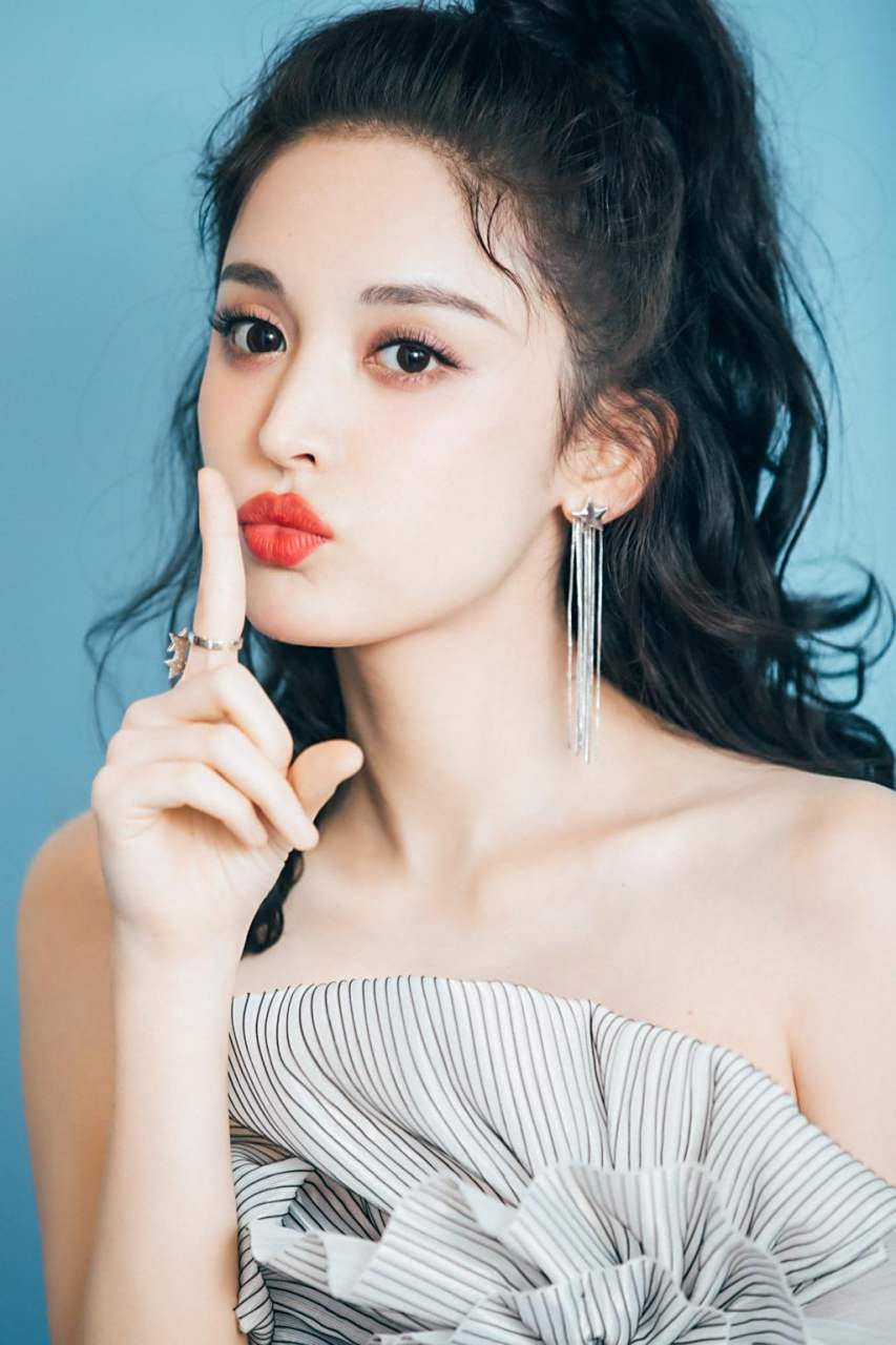 她那双明亮的眼睛,仿佛能穿透灵魂;她那高挺的鼻梁,让人不禁想起古