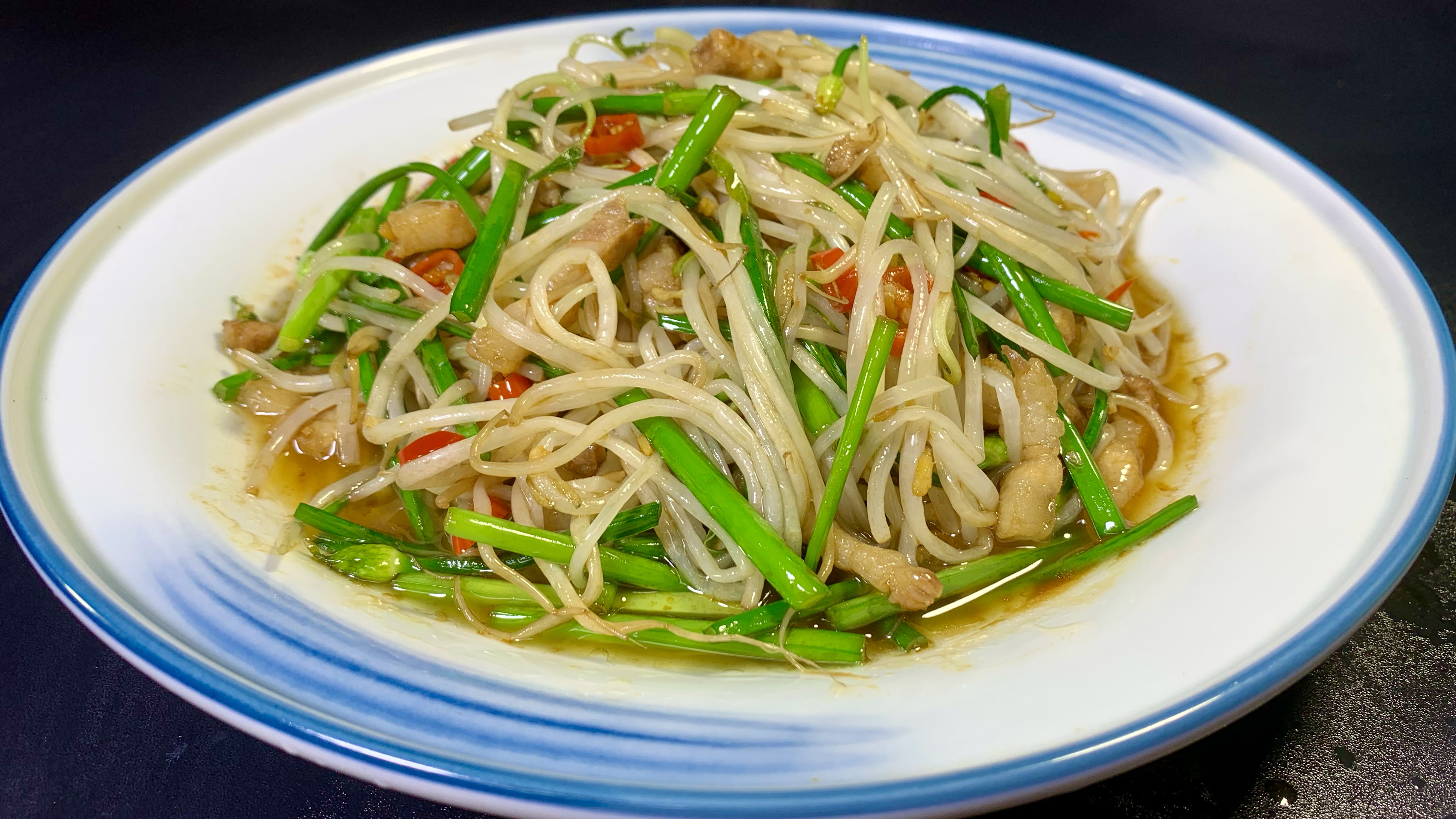 豆芽怎么炒才爽口入味还不出汤呢?原来这么简单,几分钟就搞定