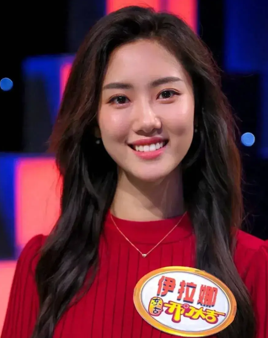 央视《远方的家》主持人伊拉娜,五官精致,肤色偏黑,有种野性美