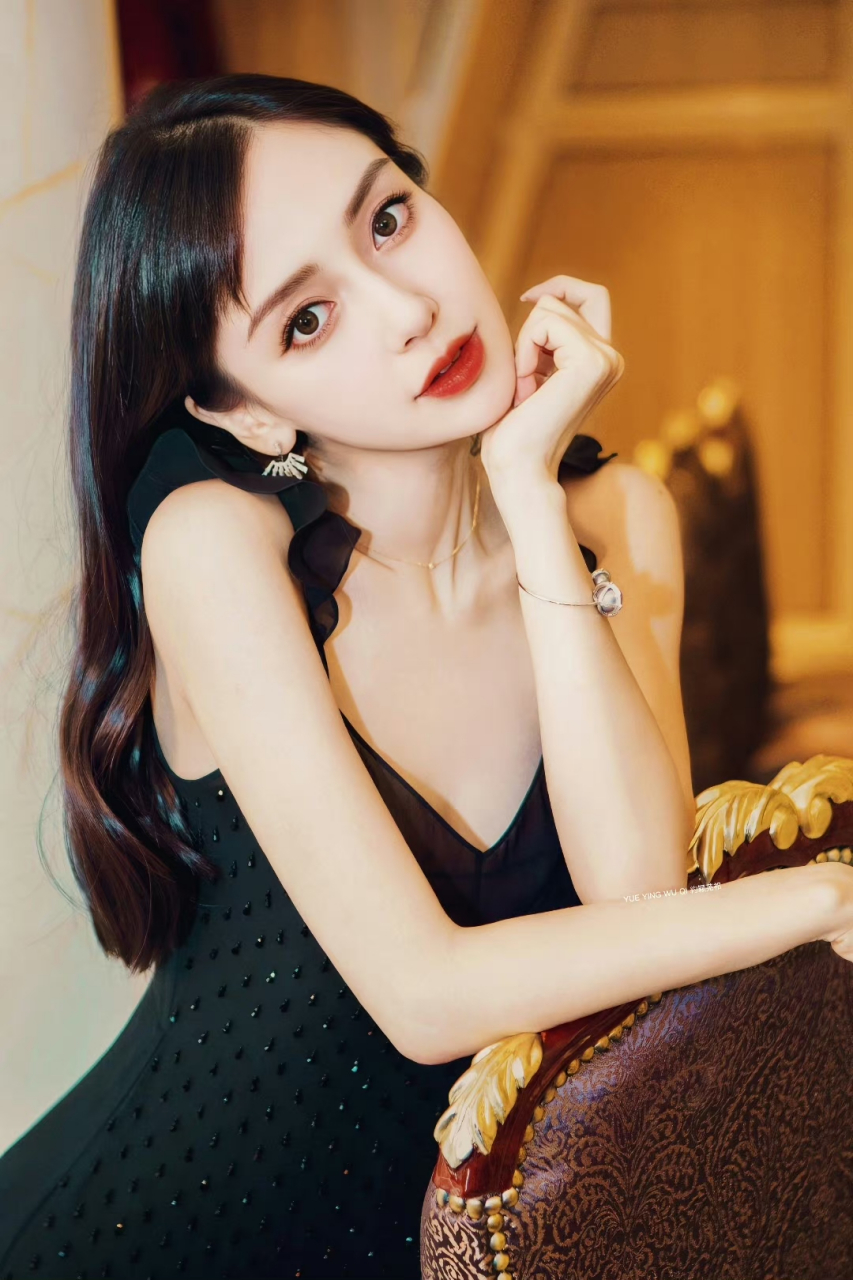 杨颖黑色长裙卷发好美#美女