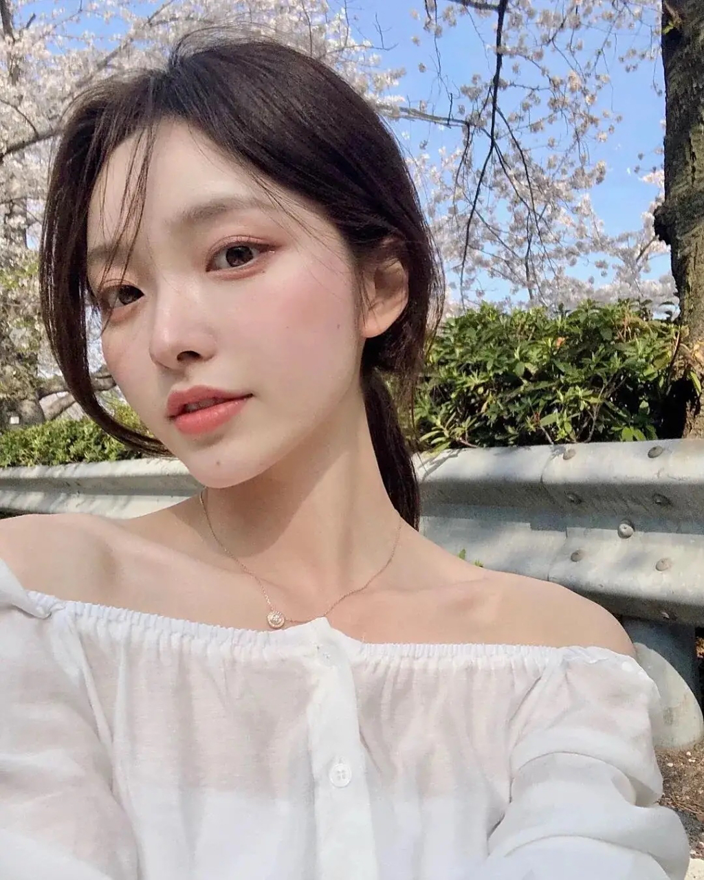 爆款练习生# 韩国网红金娜熙,白皙的婴儿皮肤!