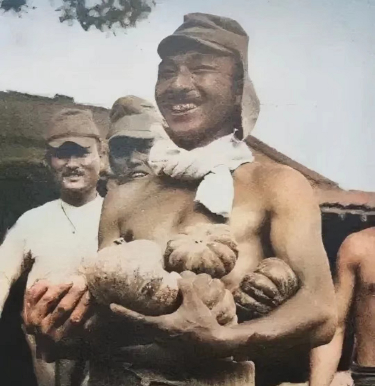 抗战时期,照片中打着赤膊的这名日寇是日军第六师团的一名士兵,他怀里