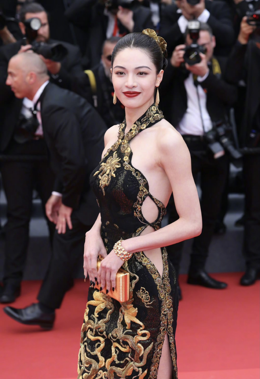 钟楚曦# 戛纳红毯东方美人 钟楚曦身穿劳伦斯·许2013经典高定婪