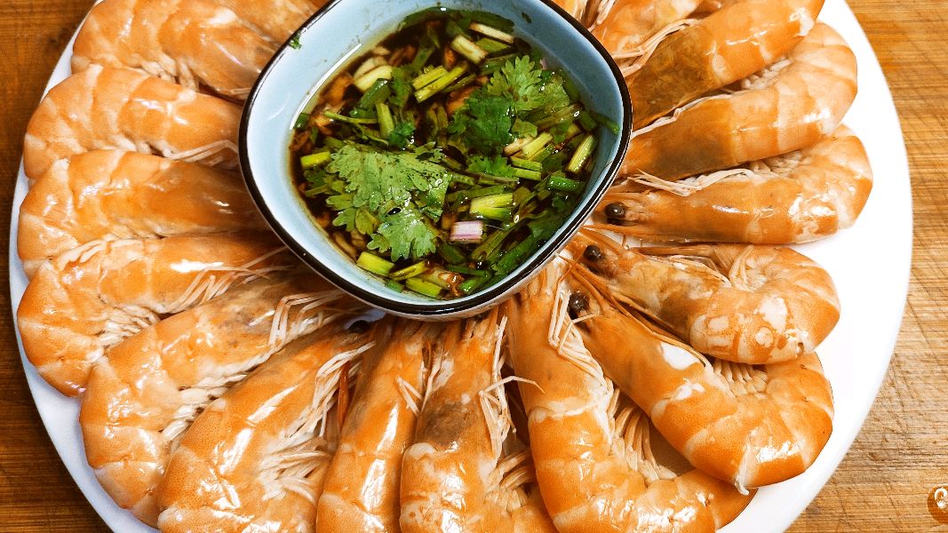 这才是白灼虾的正确做法,掌握两个技巧,虾肉紧致有弹性