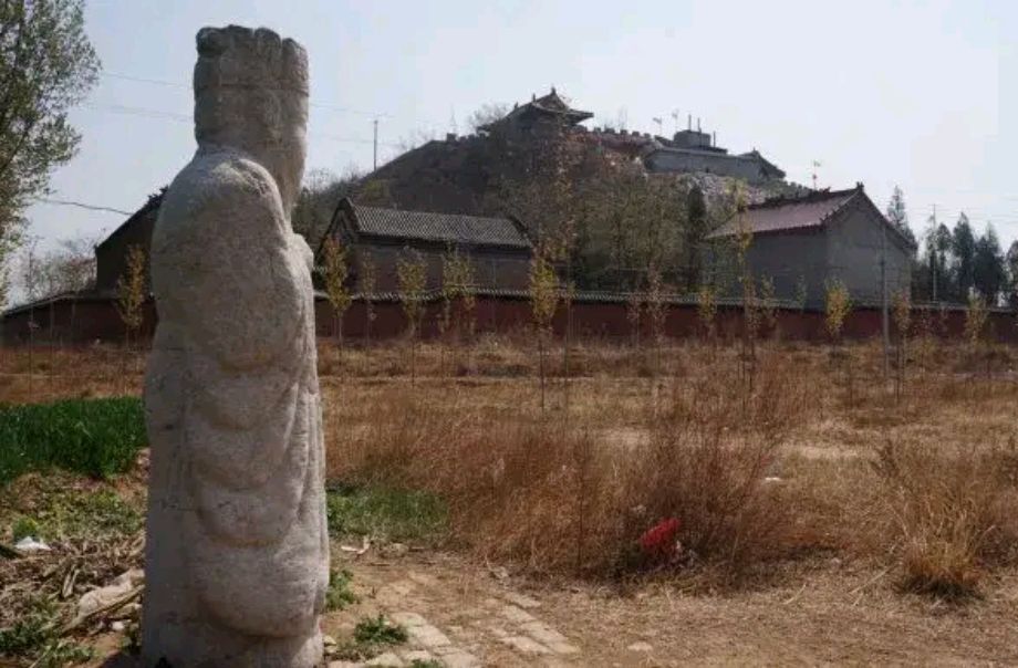 河北磁县有东魏天子冢,冢上有"会唱歌"的水声台阶,十分神奇