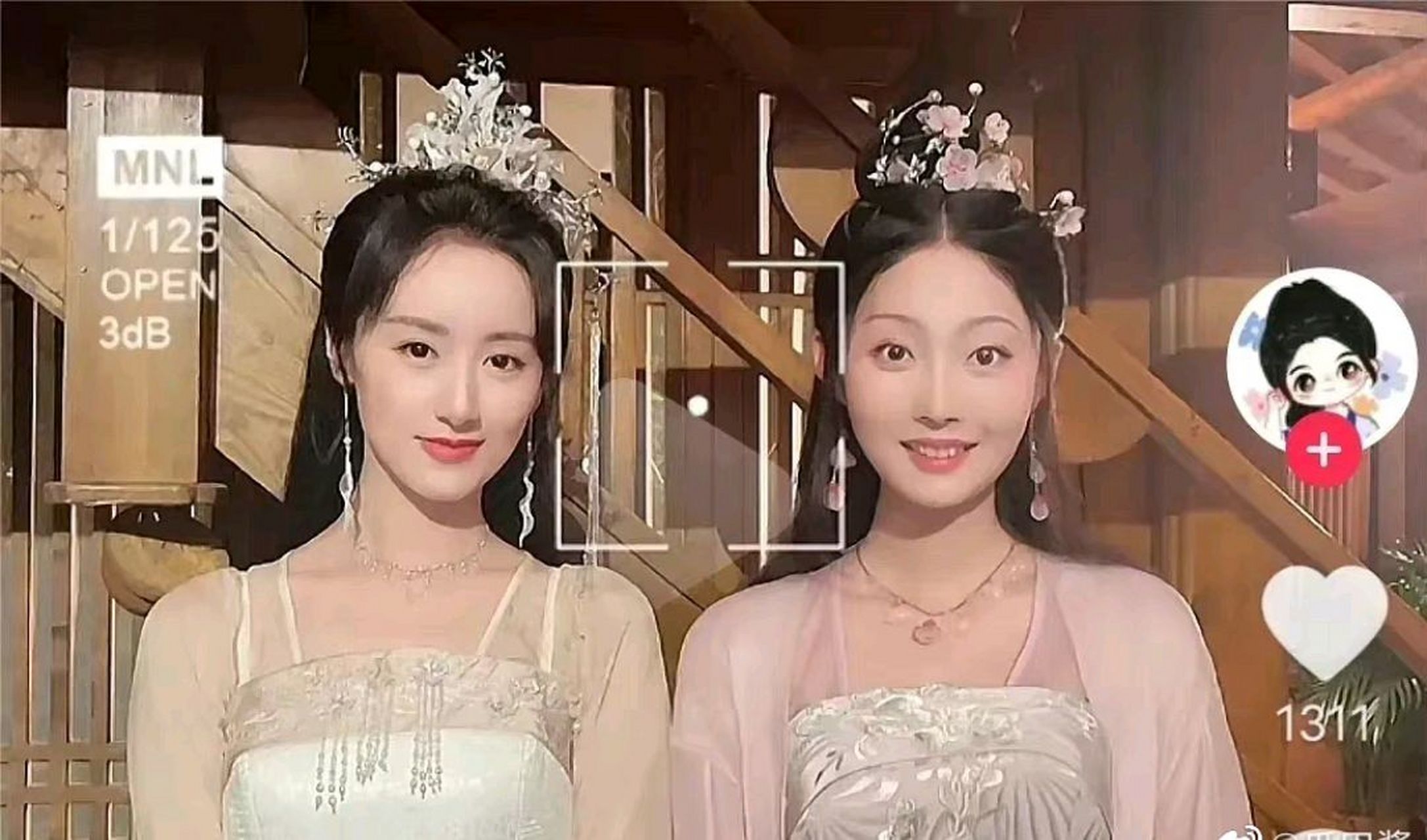 同一个群演分别与杨超越,张予曦 袁冰妍的合照 .