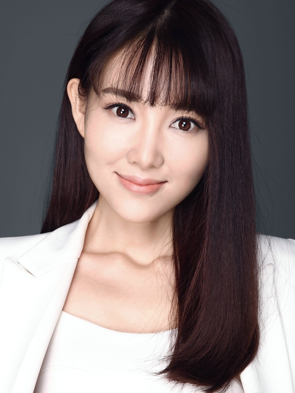 主持人郭玮总是活泼开朗,干练的着装,透露浪漫与优雅,很讨人喜欢,和