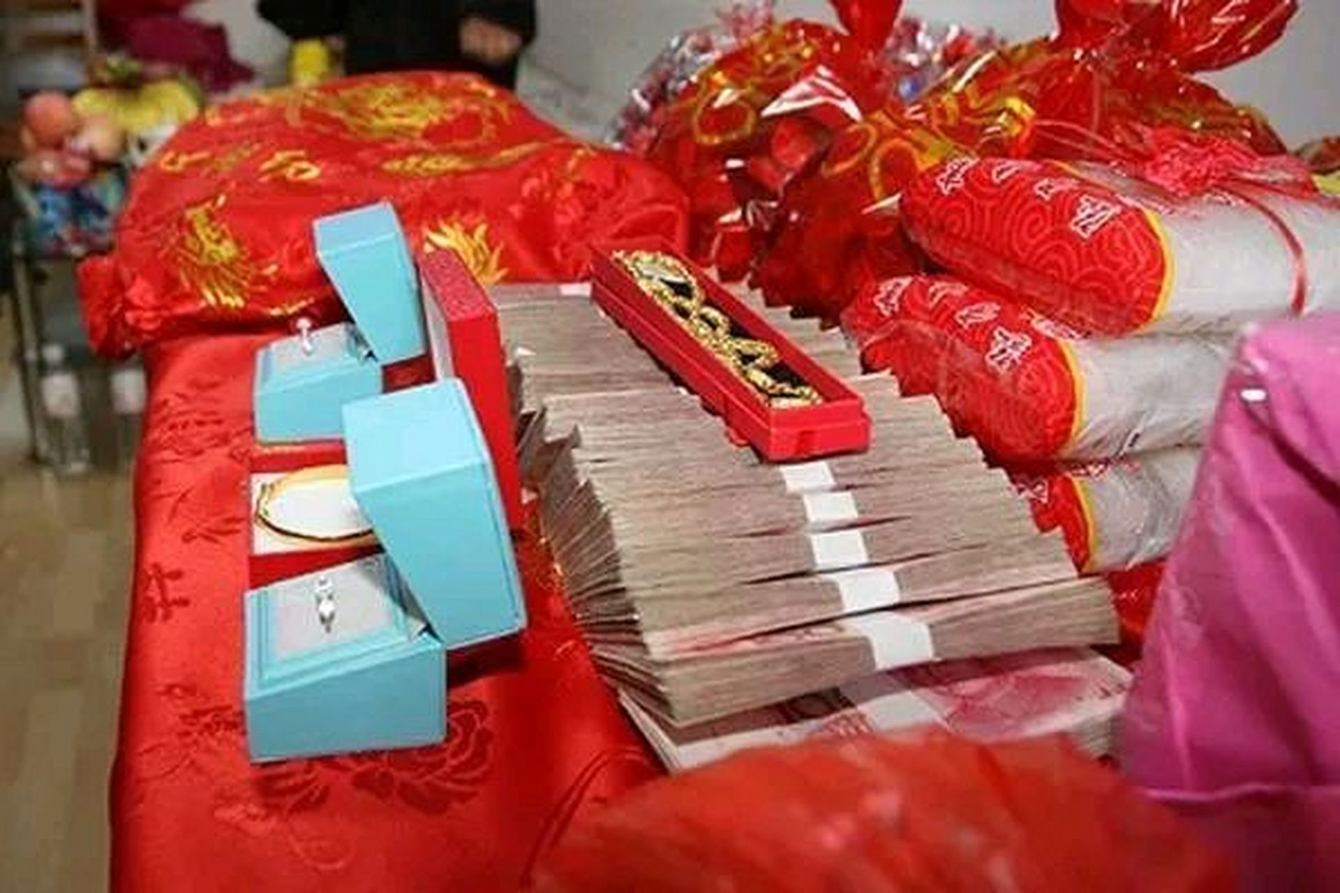 当时县城买房交首付都是亲戚借的!我知道这二十万都是银行拿的贷款!